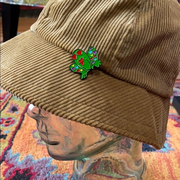 Frog Love Pin - Picture 4 of 4